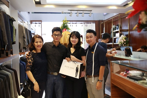 Bst suit được mon amie ra mắt dịp khai trương showroom