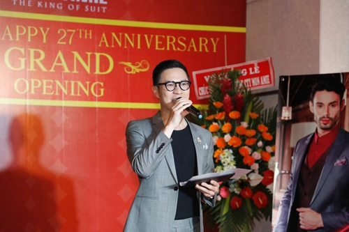 Bst suit được mon amie ra mắt dịp khai trương showroom