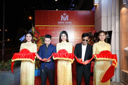 Bst suit được mon amie ra mắt dịp khai trương showroom