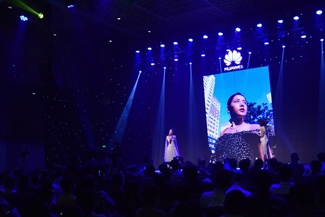 Ca sĩ chi pu - đại sứ chính thức của huawei nova 3 tại việt nam