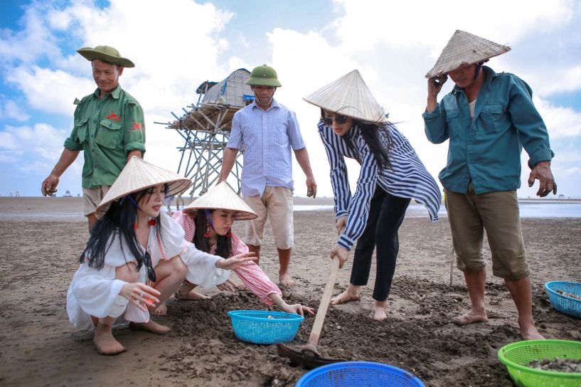 Các sao diệu nhi sĩ thanh yaya trương nhi trở thành ngư dân đi cào nghêu