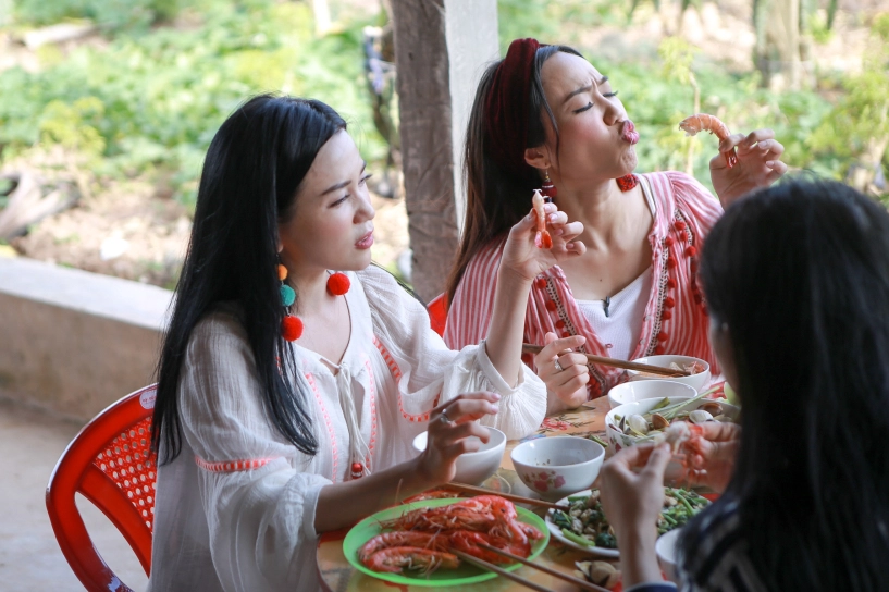 Các sao diệu nhi sĩ thanh yaya trương nhi trở thành ngư dân đi cào nghêu