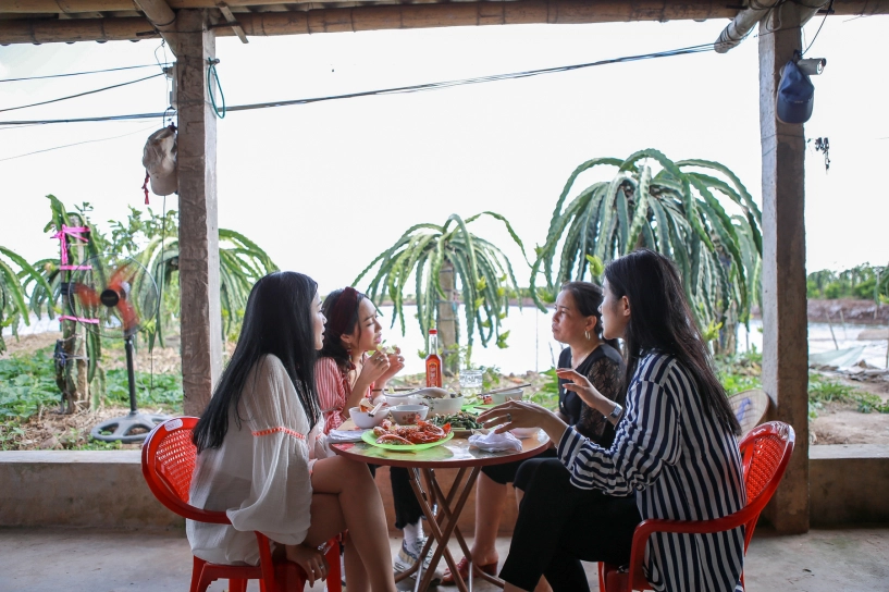 Các sao diệu nhi sĩ thanh yaya trương nhi trở thành ngư dân đi cào nghêu