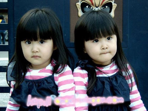 Cặp song sinh bị chê xuống sắc khi lớn dần
