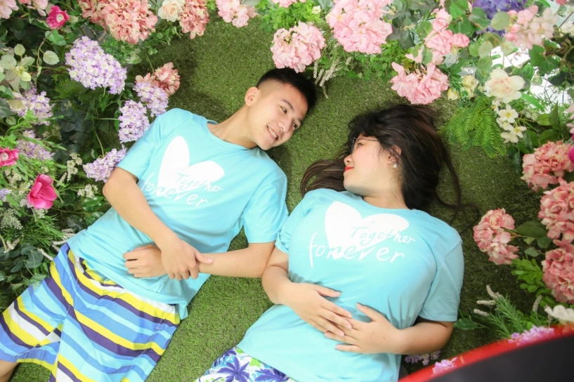 Cô nàng siêu vòng 1 khoe ảnh ngọt ngào bên bạn trai