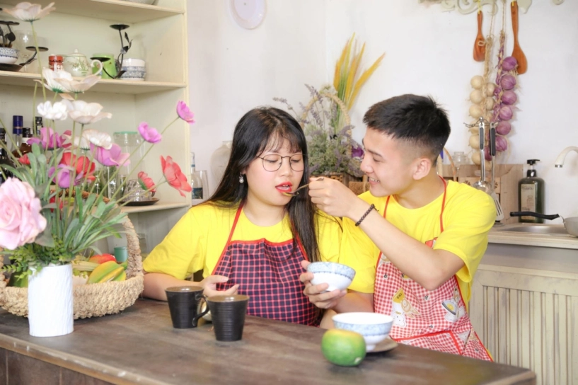 Cô nàng siêu vòng 1 khoe ảnh ngọt ngào bên bạn trai
