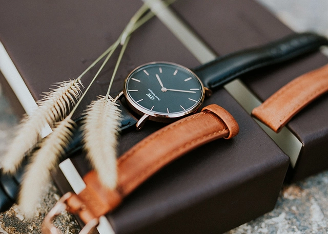 Giải mã giá dây da đồng hồ dw chính hãng hơn 1tr