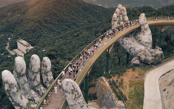 Giới trẻ nước ngoài đảo điên khi đến cầu vàng đà nẵng