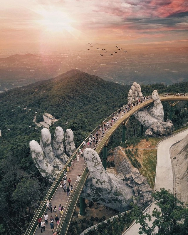 Giới trẻ nước ngoài đảo điên khi đến cầu vàng đà nẵng