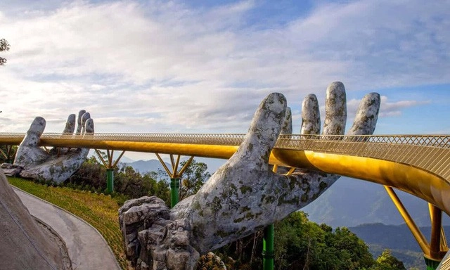 Giới trẻ nước ngoài đảo điên khi đến cầu vàng đà nẵng