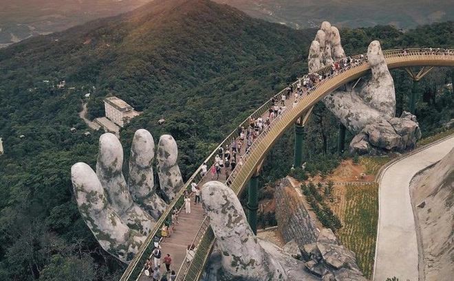 Giới trẻ nước ngoài đảo điên khi đến cầu vàng đà nẵng