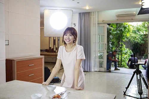 Hari won được trai đẹp ôm ấp trước ngày cưới