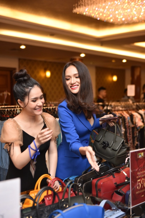 Hoa hậu hương giang tích cực săn hàng hiệu sale