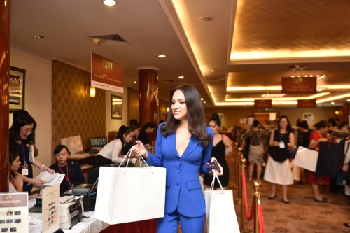 Hoa hậu hương giang tích cực săn hàng hiệu sale