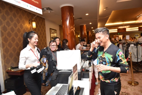 Hoa hậu hương giang tích cực săn hàng hiệu sale