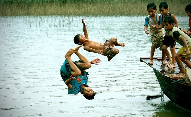 Khi trẻ trải nghiệm lý thú dịp hè sẽ có nguy cơ tai nạn nào