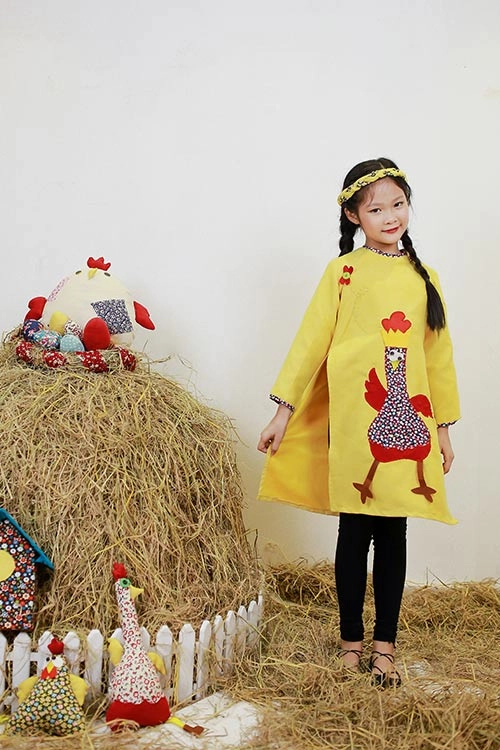 Mẫu nhí nổi tiếng hà thành trong tà áo dài trẻ em