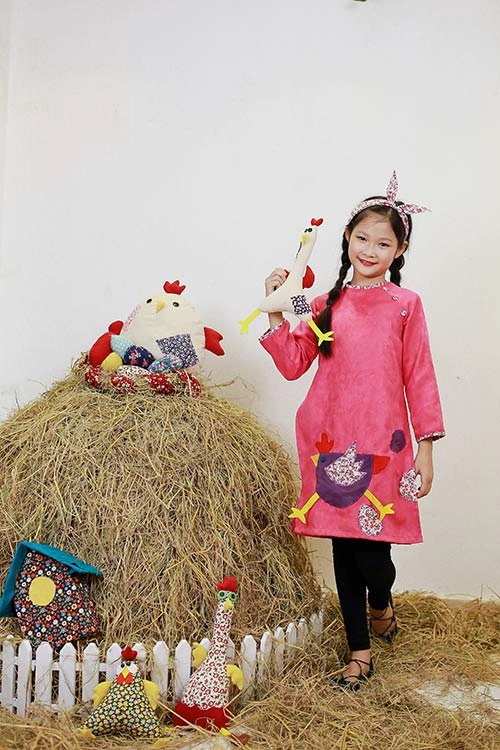 Mẫu nhí nổi tiếng hà thành trong tà áo dài trẻ em