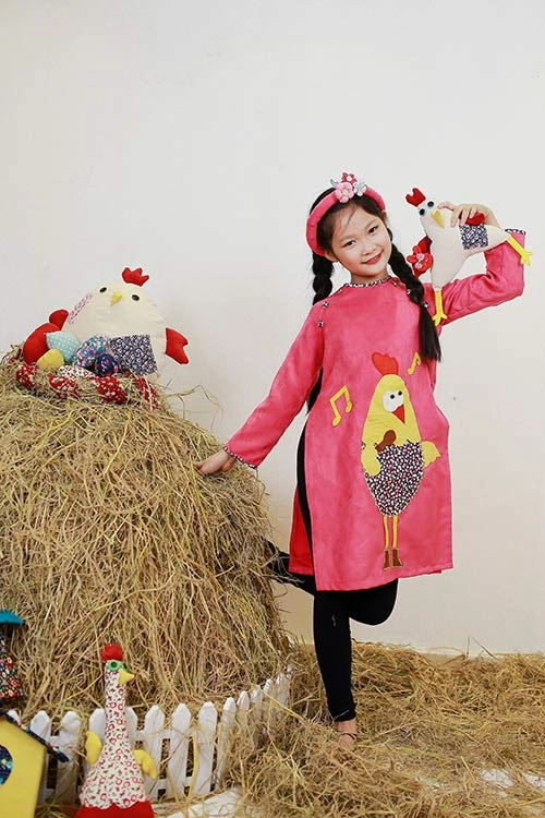 Mẫu nhí nổi tiếng hà thành trong tà áo dài trẻ em