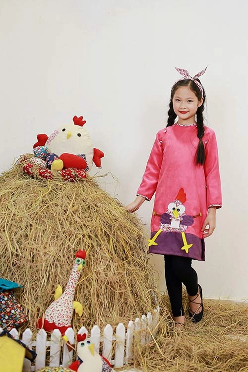 Mẫu nhí nổi tiếng hà thành trong tà áo dài trẻ em