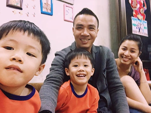 Mc hoàng linh vô cùng hạnh phúc cùng 2 con trai