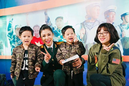 Mc hoàng linh vô cùng hạnh phúc cùng 2 con trai