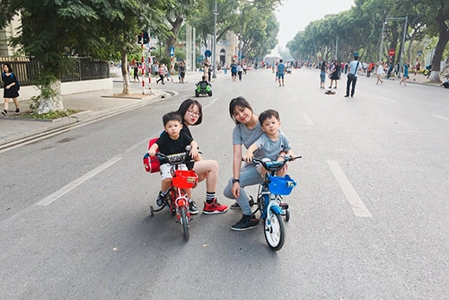 Mc hoàng linh vô cùng hạnh phúc cùng 2 con trai
