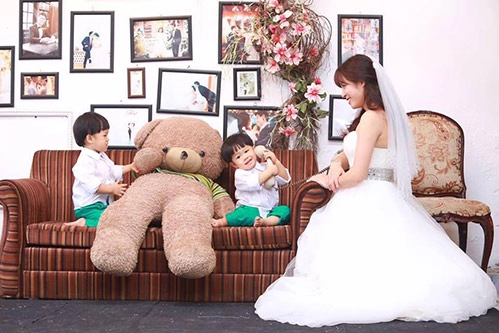 Mc hoàng linh vô cùng hạnh phúc cùng 2 con trai