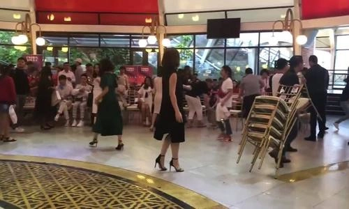 Nhiều người nổi tiếng dầm mưa diễn thời trang