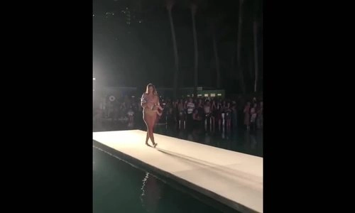 Phong cách người mẫu vừa diễn bikini vừa cho con bú