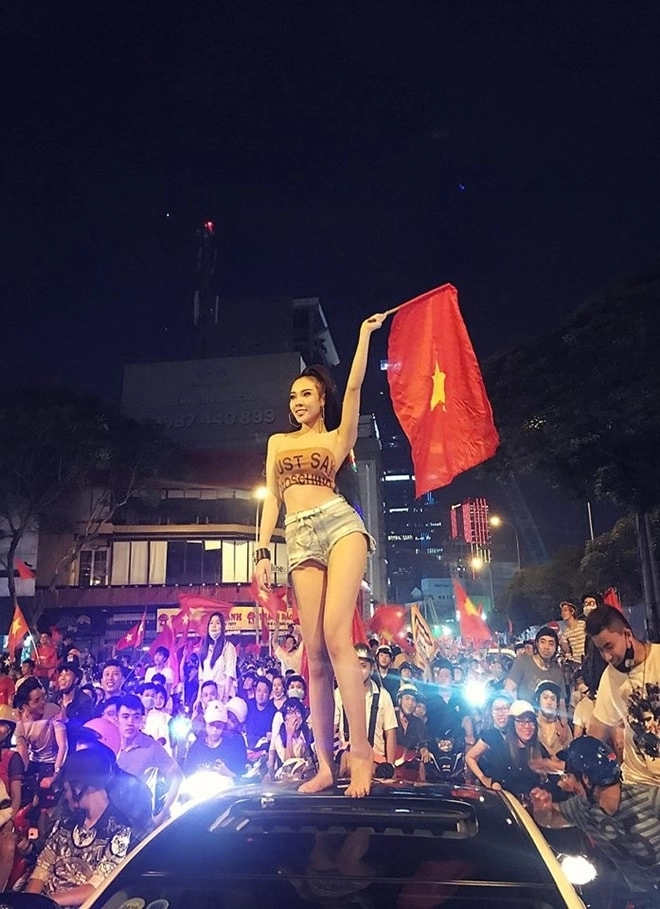 Sao việt gợi ý cách lên đồ đi bão cho các fan bóng đá