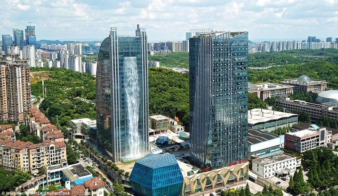 Thác nước khổng lồ đổ xuống từ tòa nhà cao tầng