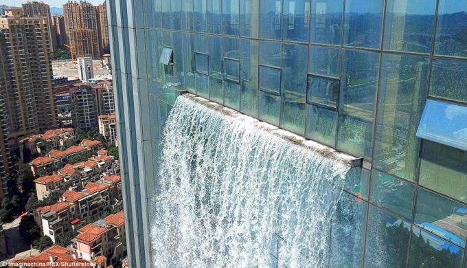 Thác nước khổng lồ đổ xuống từ tòa nhà cao tầng