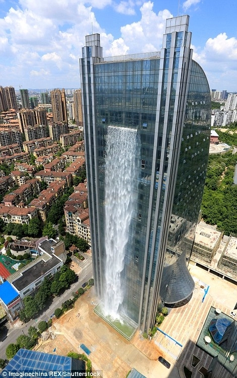 Thác nước khổng lồ đổ xuống từ tòa nhà cao tầng