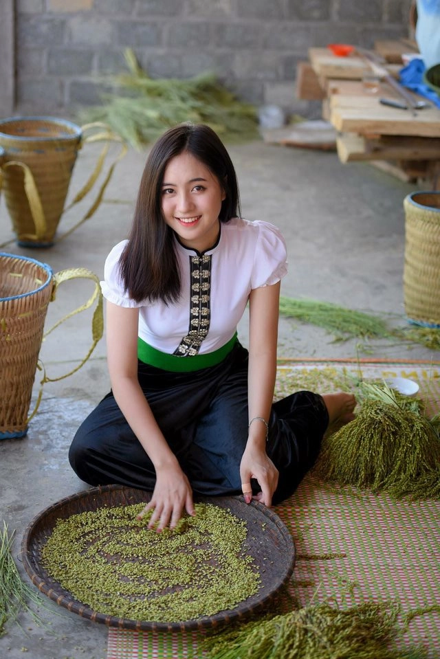 Thiếu nữ xinh đẹp mặc đồ dân tộc thái ở mù cang chải gây sốt mxh