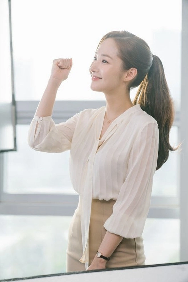 thư ký kim vơi tóc đuôi ngựa vừa đơn giản lại duyên dáng