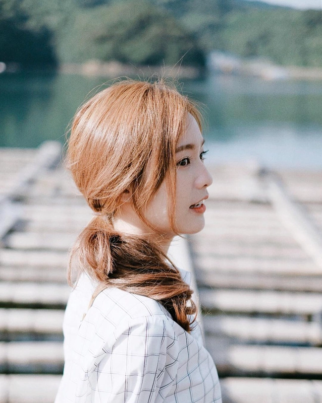 thư ký kim vơi tóc đuôi ngựa vừa đơn giản lại duyên dáng