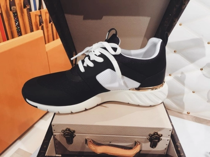 Tủ giày sneaker đắt đỏ mà nữ hoàng nội y ngọc trinh có