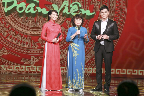 Vẻ đẹp nữ btv thời sự đầu tiên trên sóng quốc gia khiến nhiều người xao xuyến