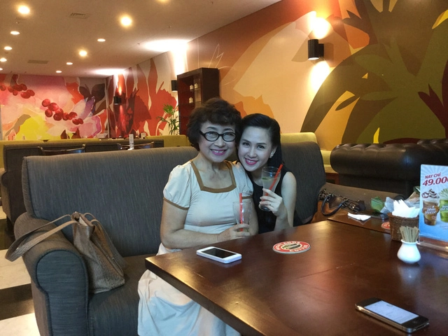 Vẻ đẹp nữ btv thời sự đầu tiên trên sóng quốc gia khiến nhiều người xao xuyến