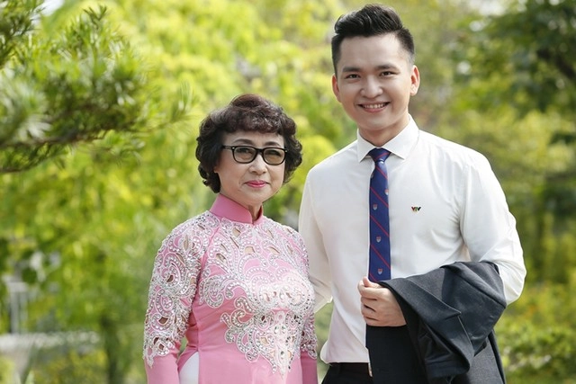 Vẻ đẹp nữ btv thời sự đầu tiên trên sóng quốc gia khiến nhiều người xao xuyến