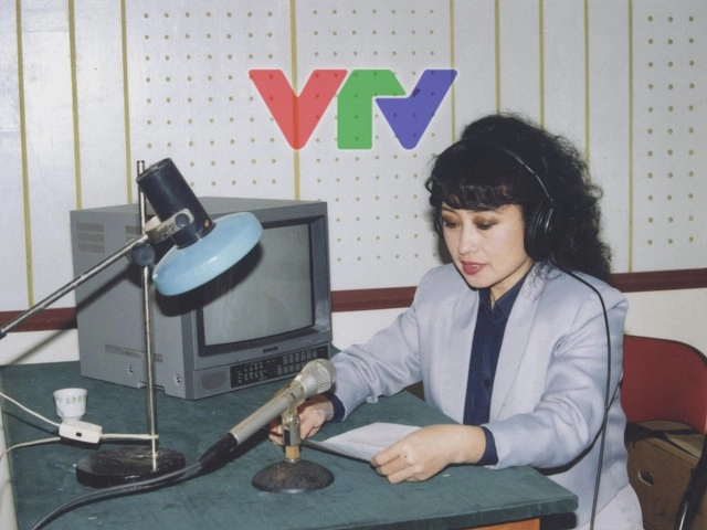 Vẻ đẹp nữ btv thời sự đầu tiên trên sóng quốc gia khiến nhiều người xao xuyến