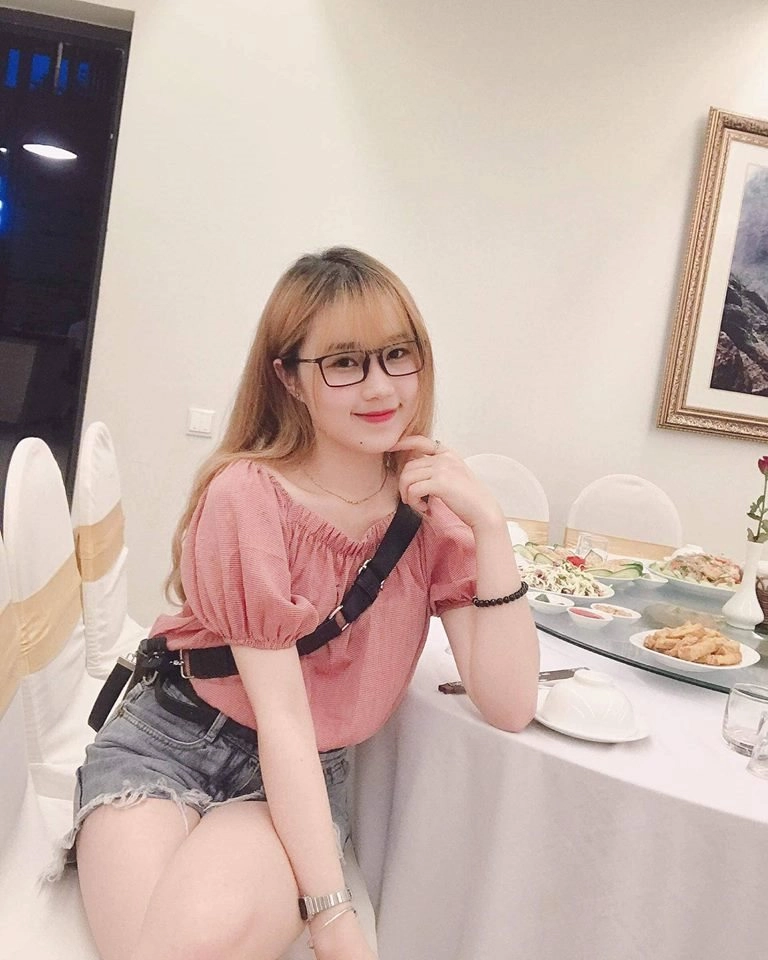 Vẻ ngoài xinh xắn như búp bê của nữ sinh 9x