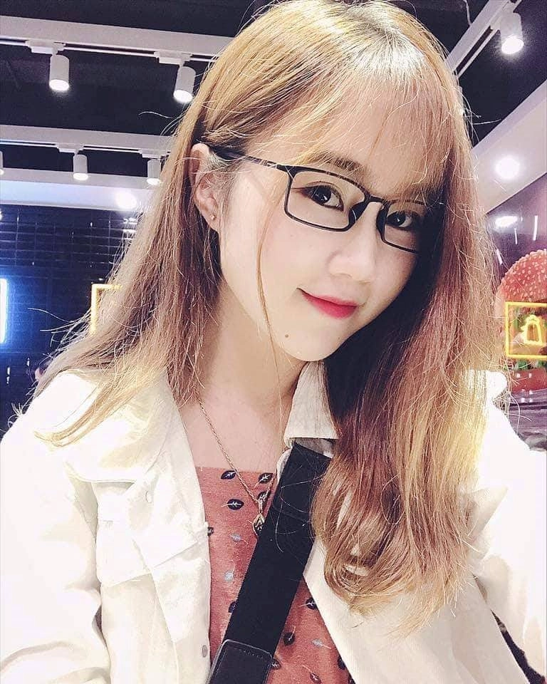 Vẻ ngoài xinh xắn như búp bê của nữ sinh 9x