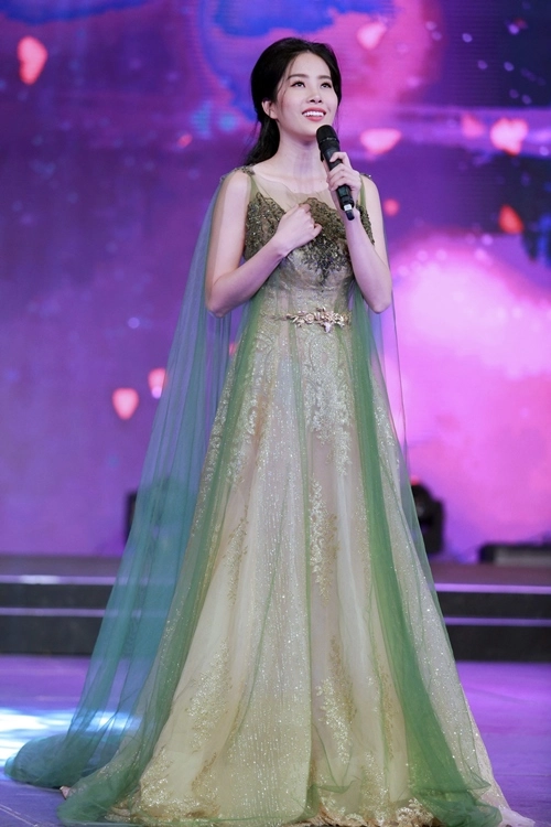 Á hậu huyền my bị bao vây khi đi ghi hình
