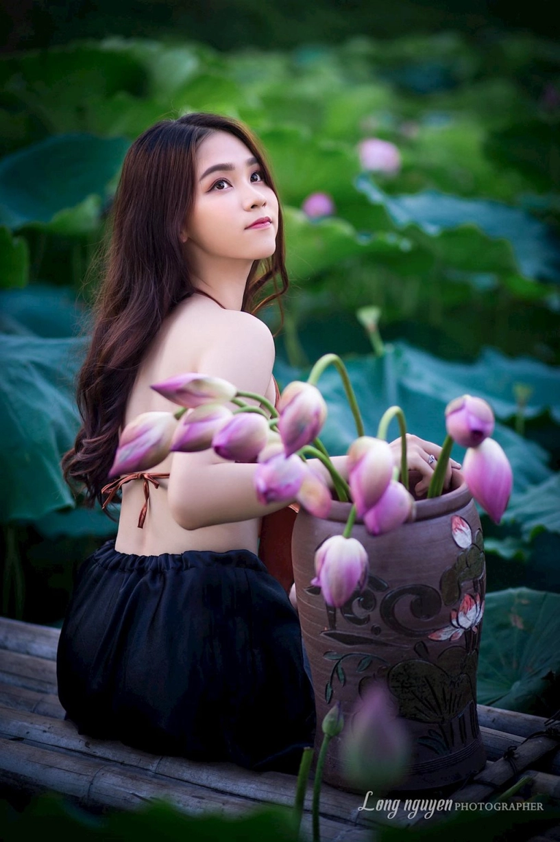 Bộ ảnh bên sen đẹp mê hồn của nữ sinh nbk