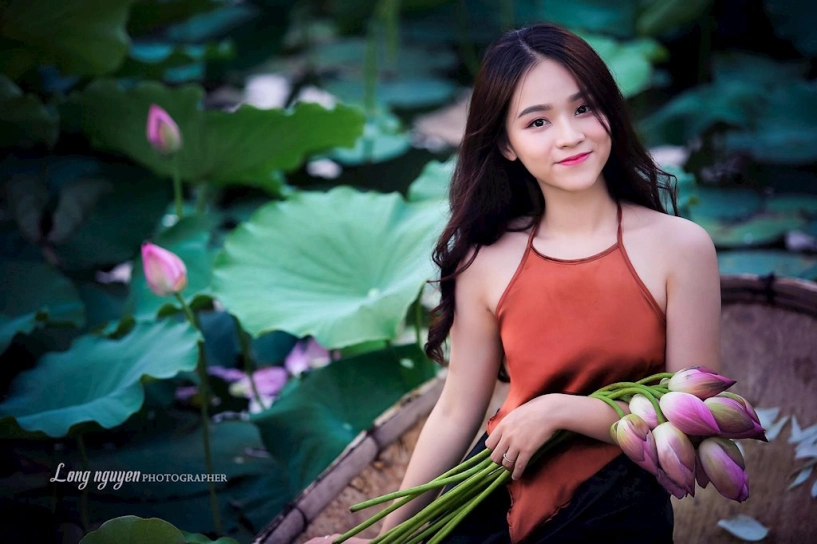 Bộ ảnh bên sen đẹp mê hồn của nữ sinh nbk