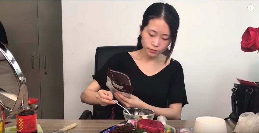 Cách trang điểm bằng đồ ăn của thánh ăn văn phòng hấp dẫn