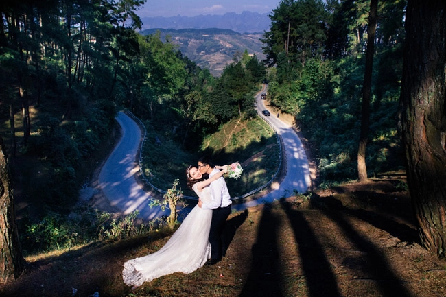 Cặp đôi liều mình lên đỉnh mã pì lèng chụp ảnh cưới trong 2 ngày