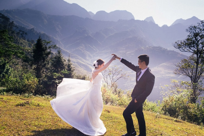 Cặp đôi liều mình lên đỉnh mã pì lèng chụp ảnh cưới trong 2 ngày